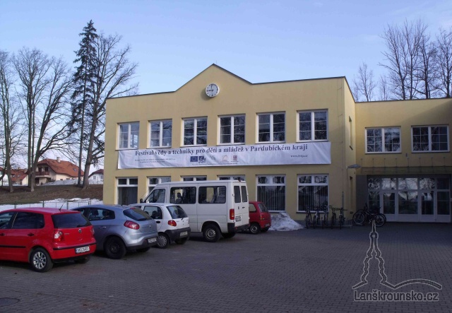 01_Vyzdobena budova SOS a SOU.jpg